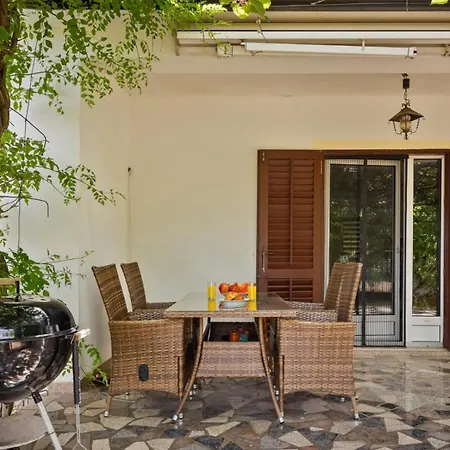 Beautiful Casa Theresa With Grill In Porec וילה